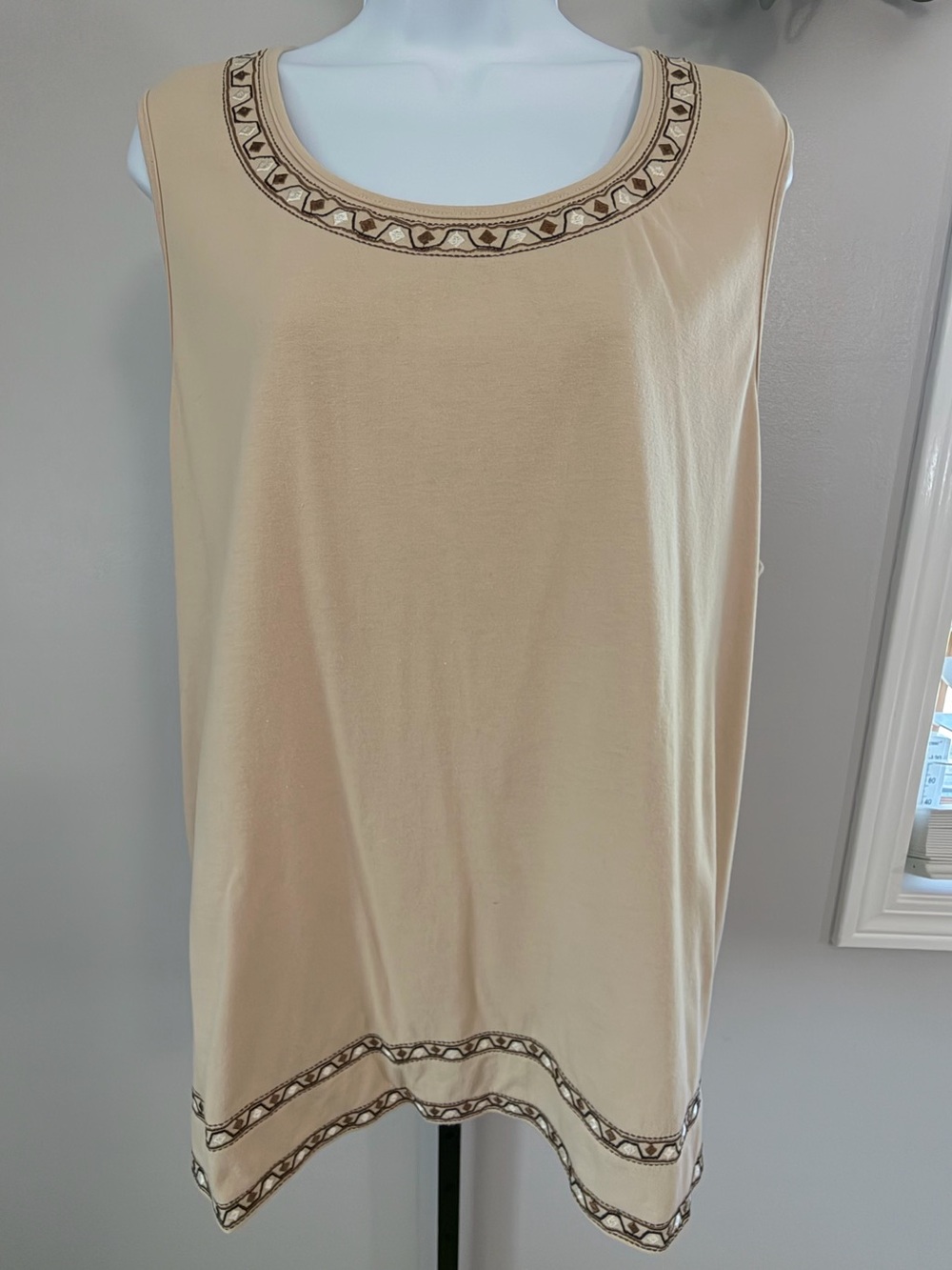 bua//bua- Sleeveless Beige Tank Top with Embroidered Trim